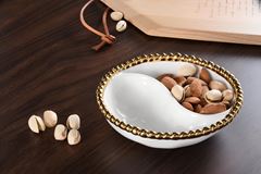 BOWL 2 DIVISÕES PORCELANA BORDA TITÂNIO DOURADA 14CM GOLDEN SALERNO 