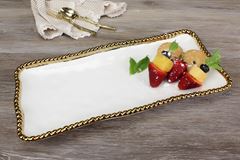 TRAVESSA PORCELANA BORDA TITÂNIO DOURADA 35X16CM GOLDEN SALERNO   