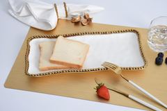 TRAVESSA PORCELANA BORDA TITÂNIO DOURADA 35X16CM GOLDEN SALERNO   