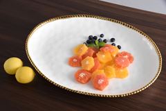 TRAVESSA OVAL PORCELANA BORDA TITÂNIO DOURADA 47X35,5CM GOLDEN SALERNO  