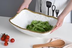 SALADEIRA FUNDA PORCELANA BORDA TITÂNIO DOURADA 33X23CM GOLDEN SALERNO  
