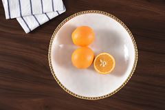 SALADEIRA PÉ PORCELANA BORDA TITÂNIO DOURADA 30,5CM GOLDEN SALERNO  